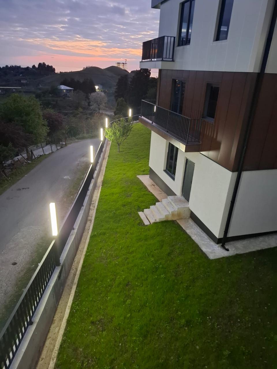 დასრულებული საცხოვრებელი შენობის ექსტერიერი და ეზო